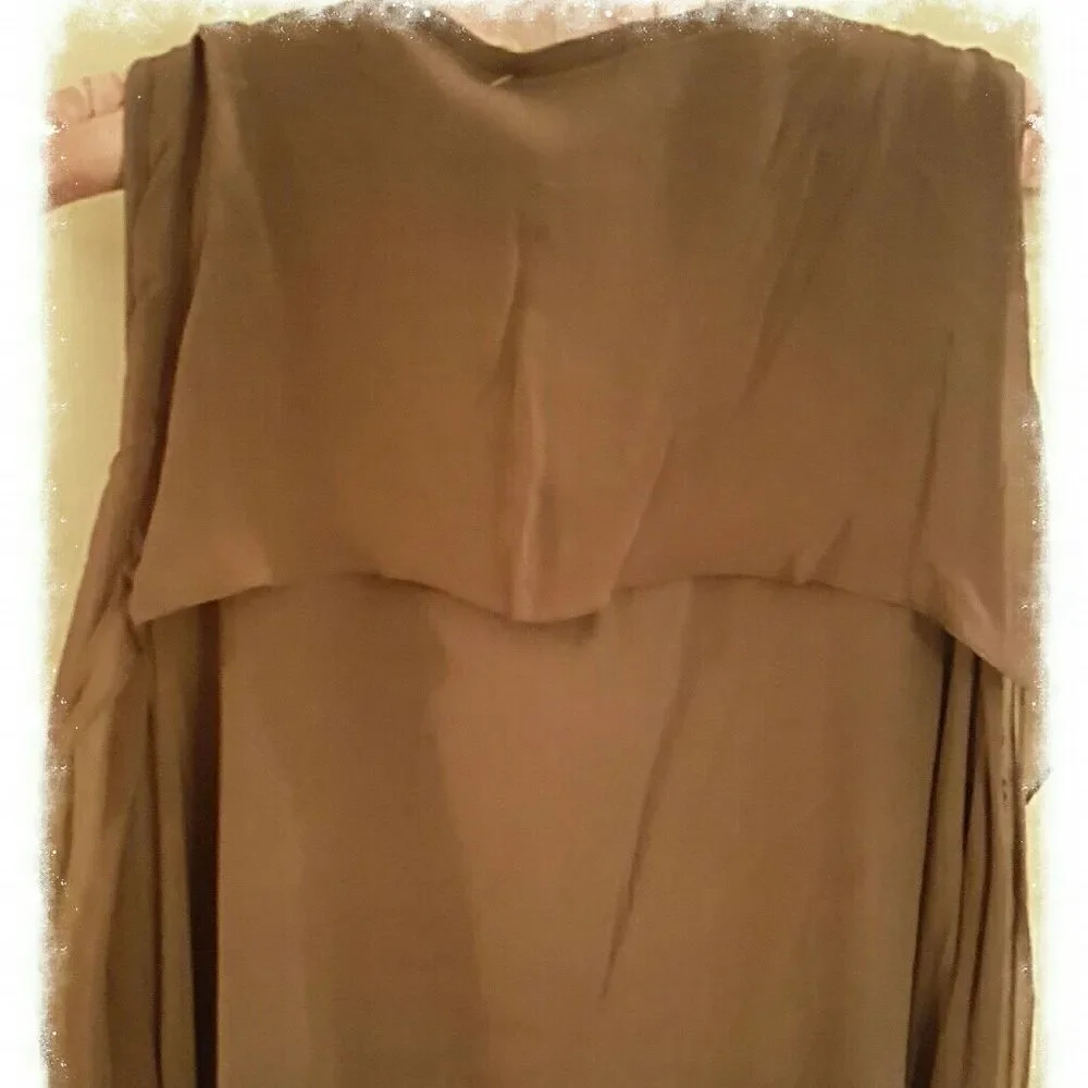 💥 GOLD HAWK SLEEVELESS DRESSY TOP💥 - Picture 6 of 7